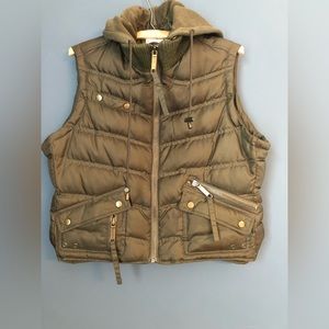 Army green puffer vest. Size Junior XL.